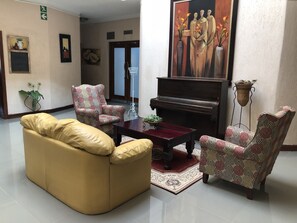 Coin salon dans le hall