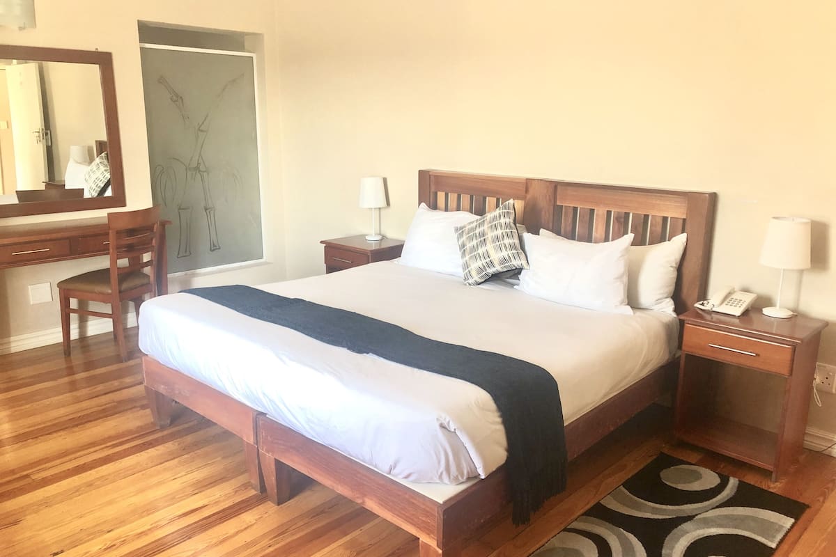 Deluxe kamer, 1 tweepersoonsbed of 2 eenpersoonsbedden, niet-roken | 1 slaapkamer, een strijkplank/strijkijzer, gratis wifi, beddengoed