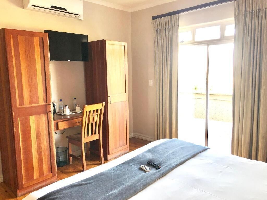 In-room safe, free WiFi, bed sheets