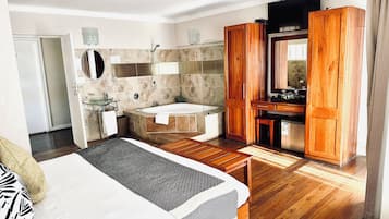 Honeymoon Suite | 1 bedroom, iron/ironing board, free WiFi, bed sheets