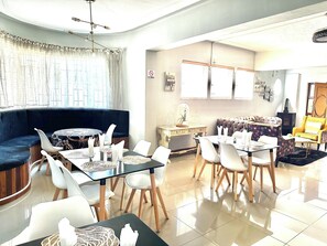 Breakfast, lunch, dinner served; international cuisine 