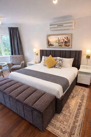 Honeymoon Suite. Lido Hotel