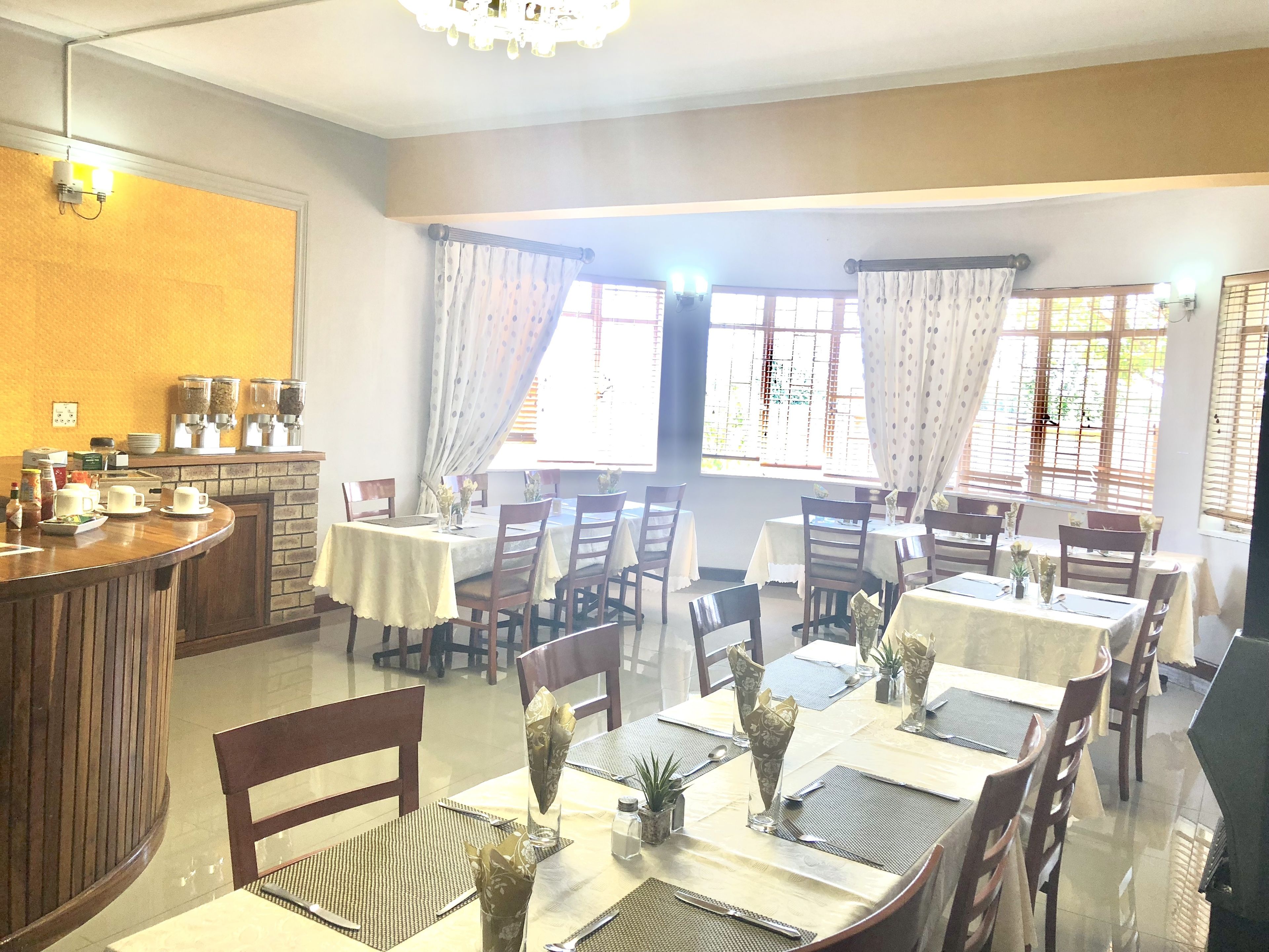 供应早餐、午餐和晚餐，国际美食