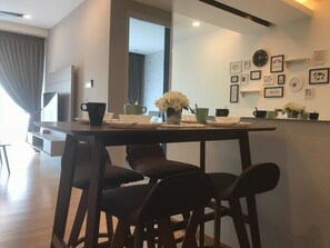 Khu vực ăn uống tại phòng