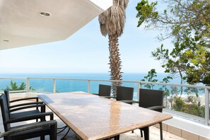 Outdoor dining - Fresnaye Villa (Cape Town)