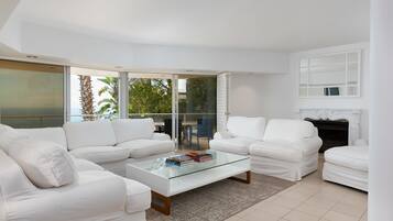 Superior Villa, Multiple Beds, Non Smoking | Living room