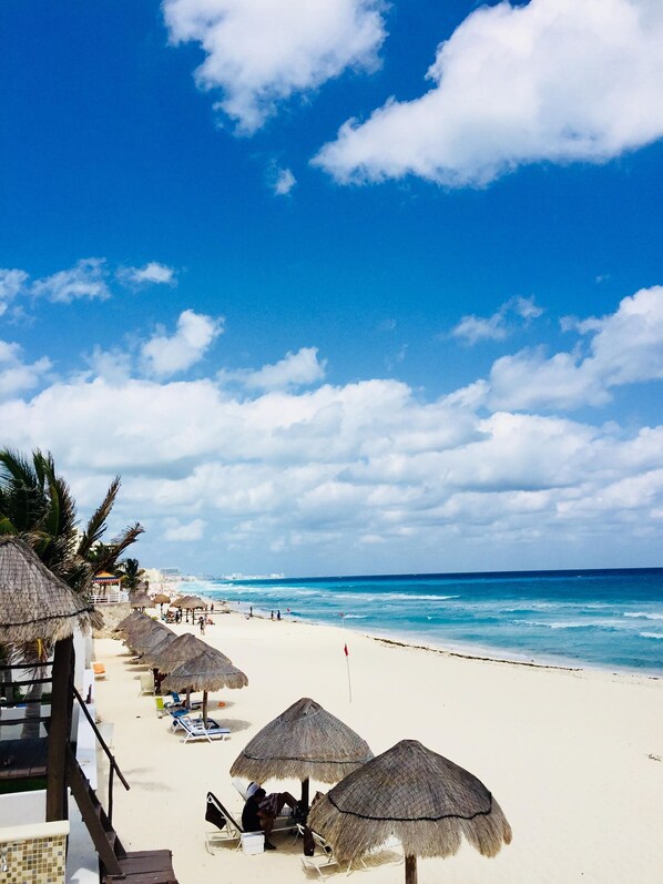 Ubicación a pie de playa, tumbonas y toallas de playa