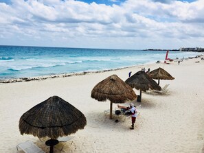 Plage, chaises longues, serviettes de plage