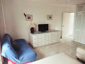 1 chambre, fer et planche à repasser, accès au Wi-Fi (inclus)