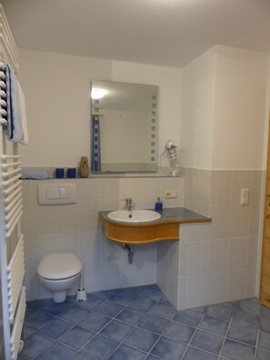 Bathtub, hair dryer, towels - Ferienwohnung Max Fegg, 33qm EG, 1 Schlafraum, 1 Wohnraum mit Küchenzeile, Dusche/WC, Terrasse, Sat-TV, max. 2 Personen (Anger)