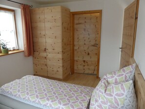 1 bedroom, internet, bed sheets, wheelchair access - Ferienwohnung Max Fegg, 33qm EG, 1 Schlafraum, 1 Wohnraum mit Küchenzeile, Dusche/WC, Terrasse, Sat-TV, max. 2 Personen (Anger)