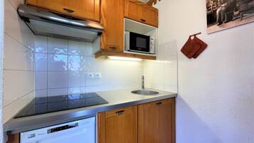 Een koelkast, een microgolfoven, een vaatwasser