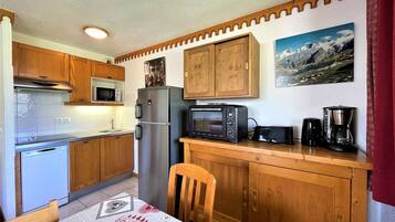 Een koelkast, een microgolfoven, een vaatwasser