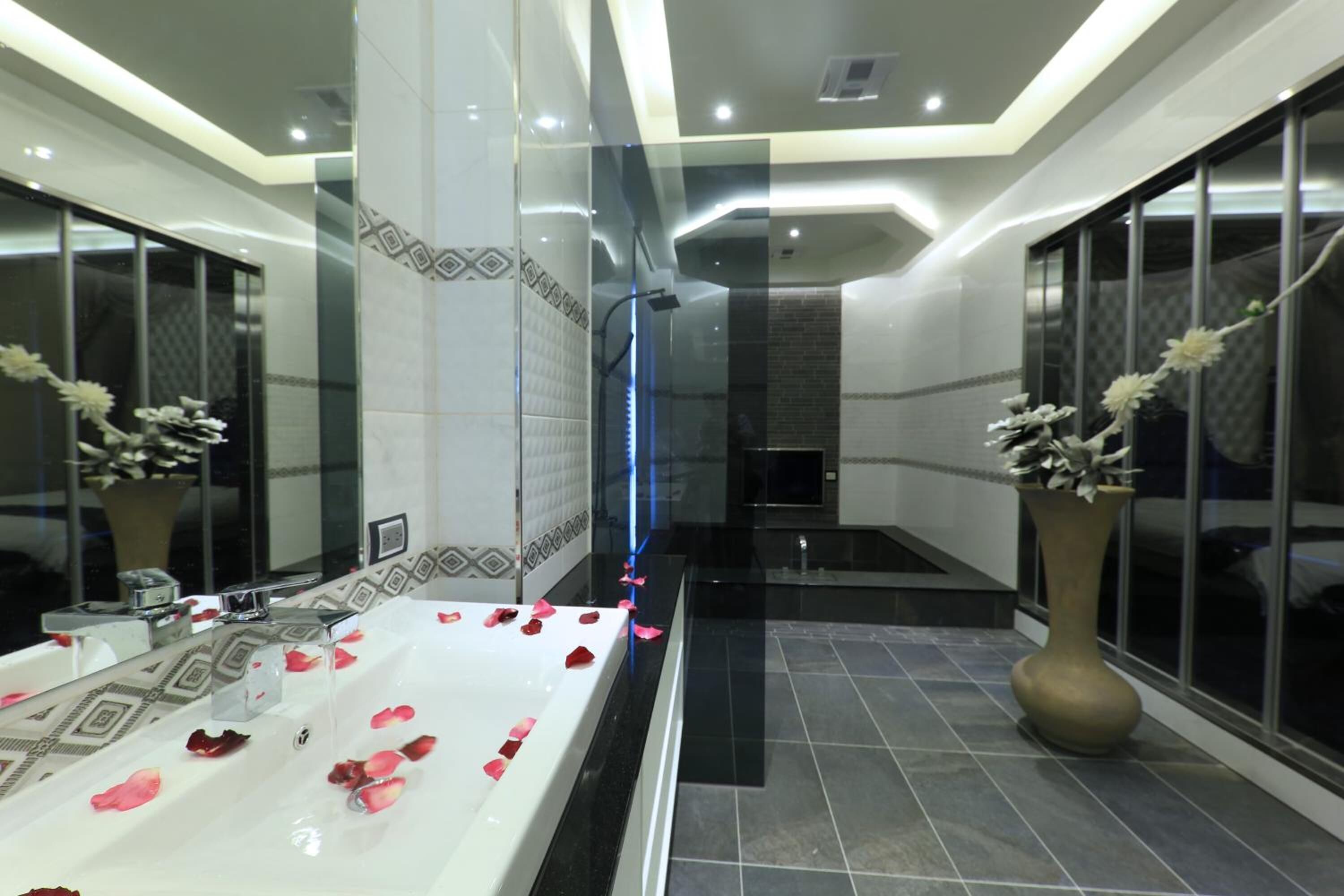 separate bathtub and shower, jetted bath, rainfall showerhead