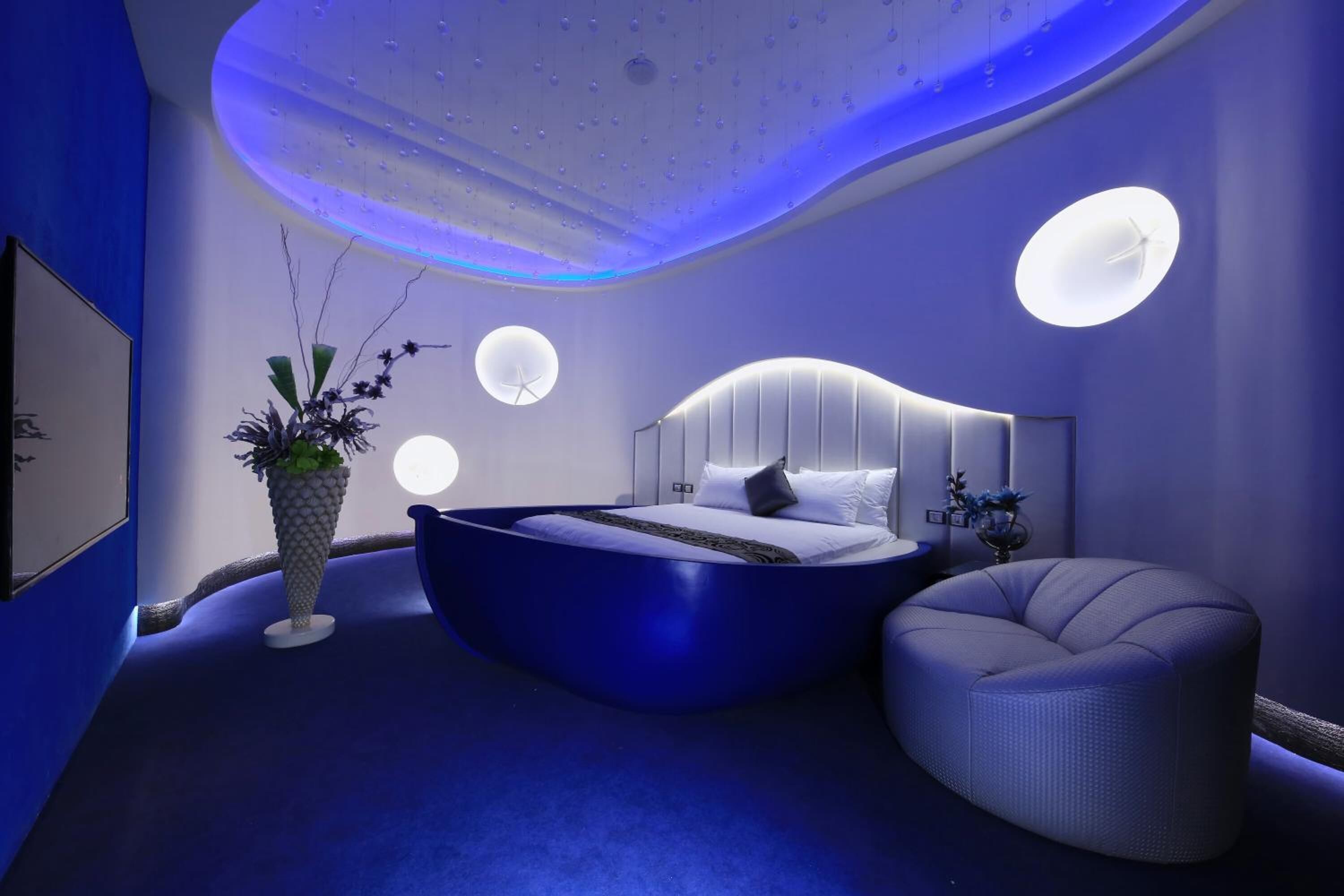 desk, blackout curtains, free wifi, bed sheets