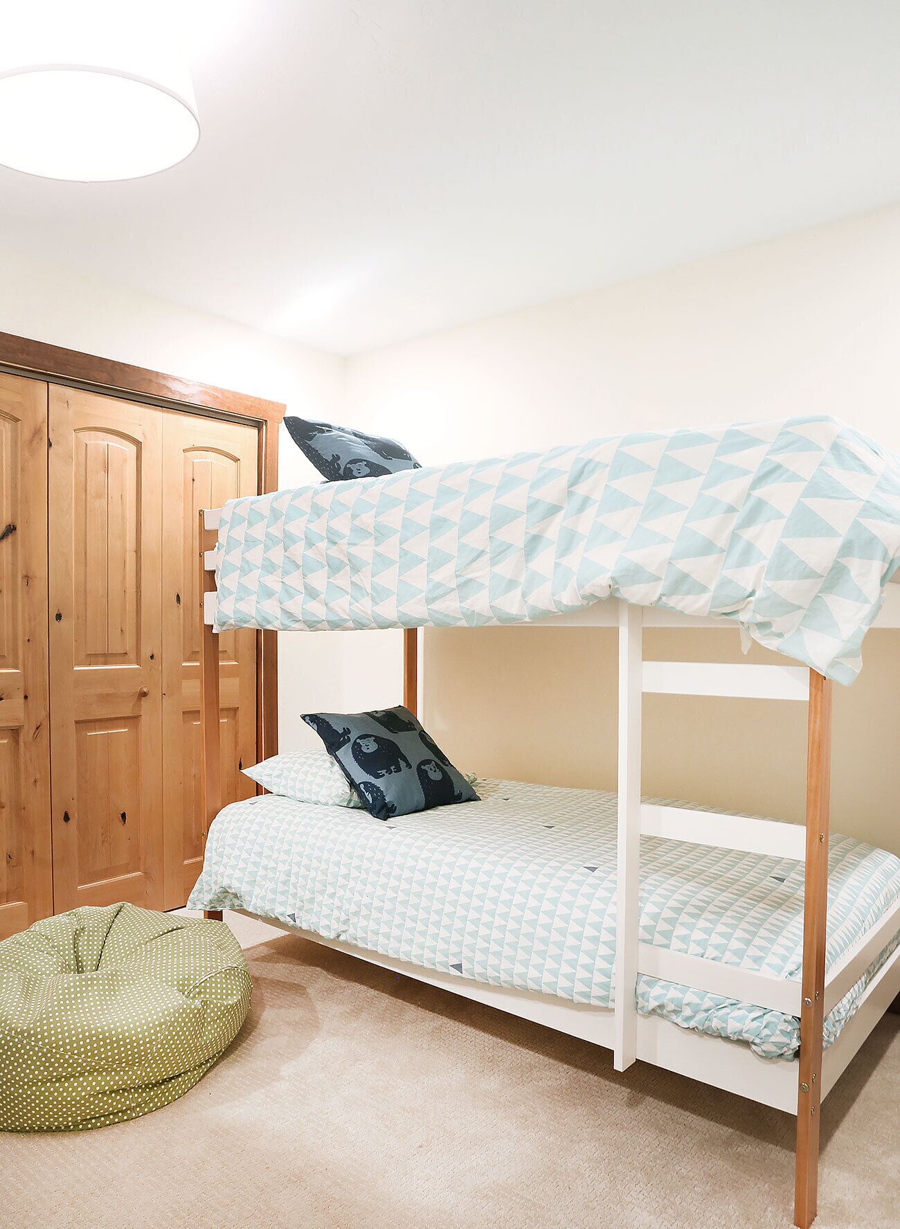 Bedroom 4: bunk beds, 4 twins, smart TV
