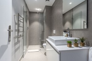 Comfort-huoneisto, 1 suuri parisänky, tupakointi kielletty | Kylpyhuone | Suihku, ilmaiset hygieniatuotteet, pyyhkeet, saippua