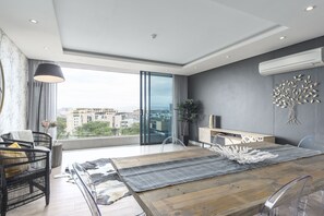 Comfort Apartment, 1 King Bed, Non Smoking | 1 bedroom, desk, iron/ironing board, cots/infant beds - Warwick 502 (Cape Town)