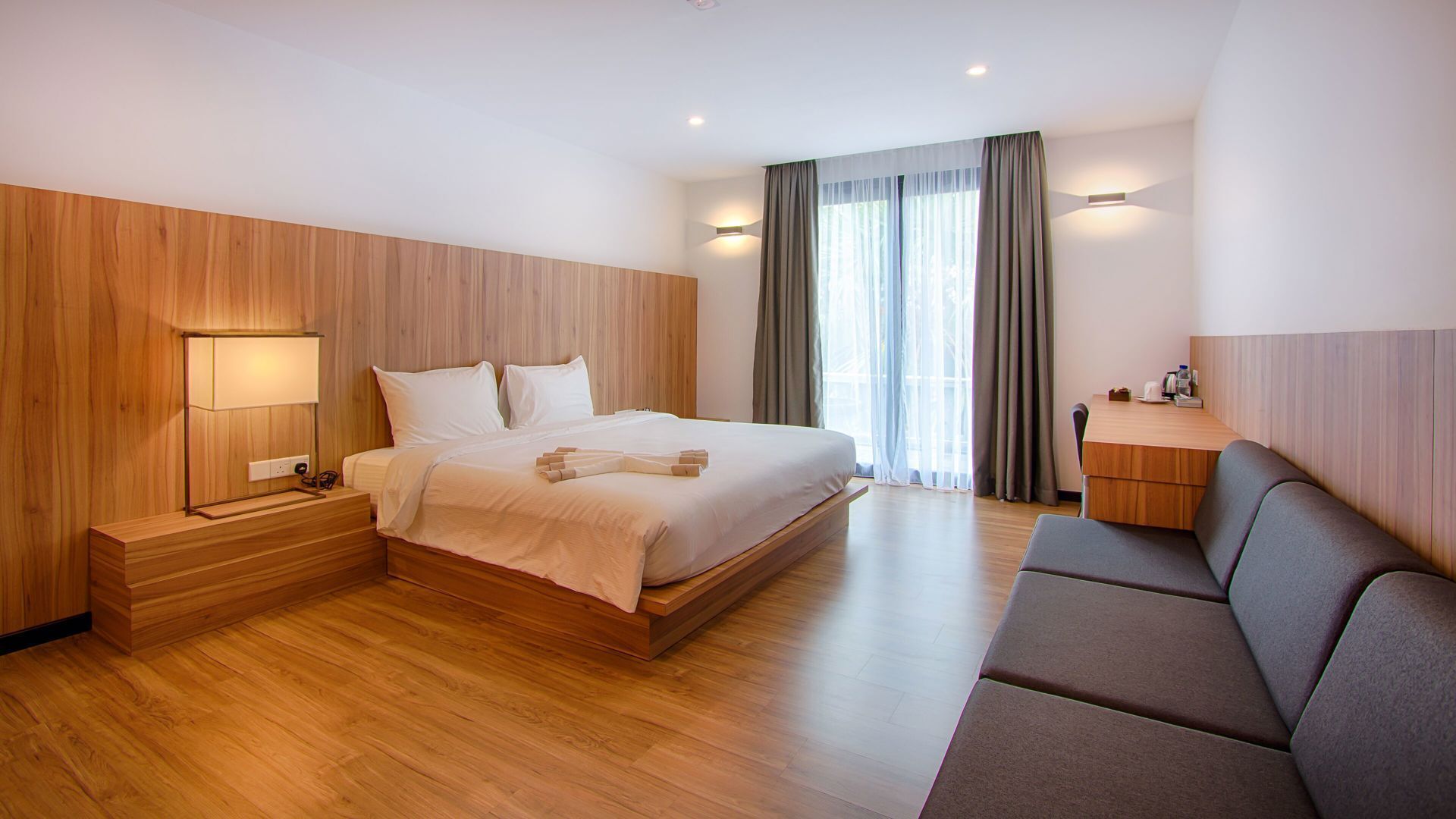 Minibar, Zimmersafe, individuell eingerichtet, Schreibtisch