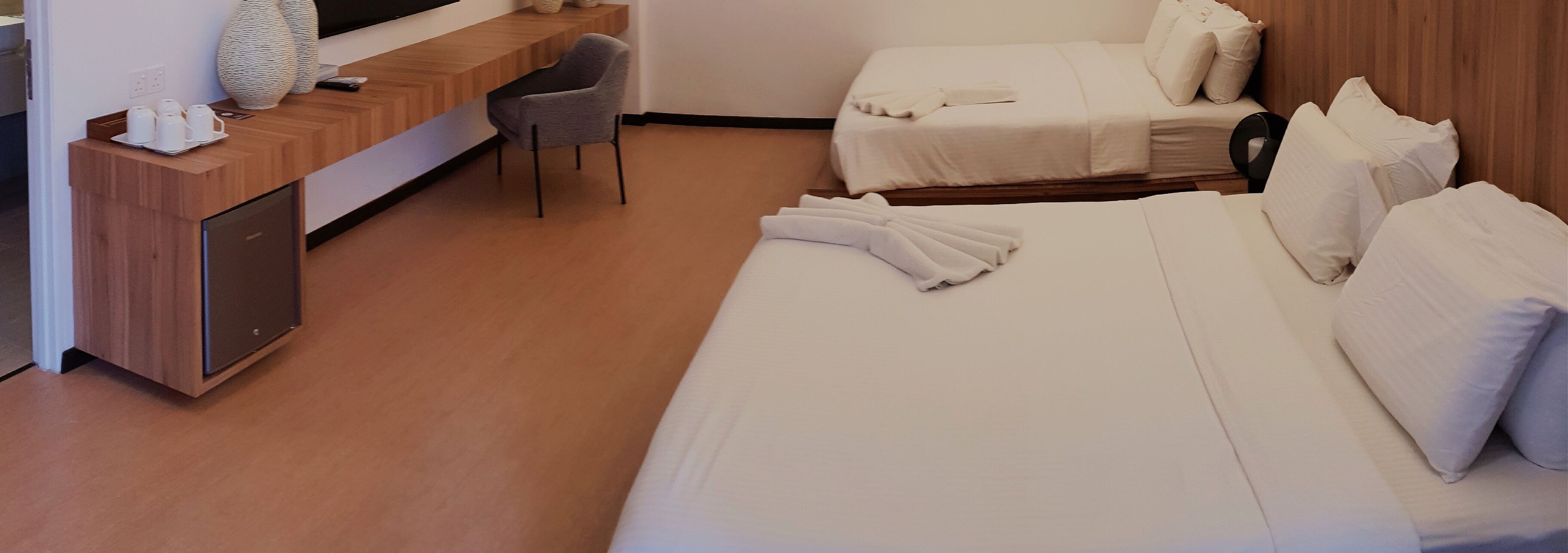 Minibar, Zimmersafe, individuell eingerichtet, Schreibtisch