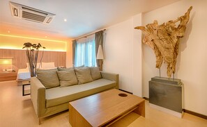 Deluxe Double Room | Living area