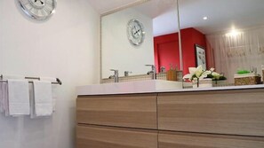 Phòng Suite Deluxe (Paul) | Phòng tắm | Buồng tắm vòi sen, vòi sen phun mưa, đồ dùng nhà tắm miễn phí 