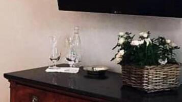 Deluxe Suite, Terrace (Joséphine) | Living area | TV