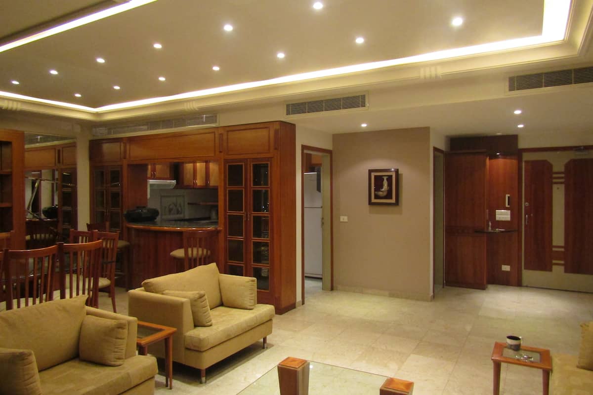 Comfort Apartment, 2 Bedrooms | Blackout drapes, soundproofing, iron/ironing board, WiFi