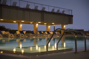 Una piscina al aire libre de temporada