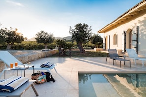 Seasonal outdoor pool, pool umbrellas, sun loungers - Terra Mia (Avola)