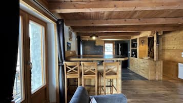 Una televisión, libros