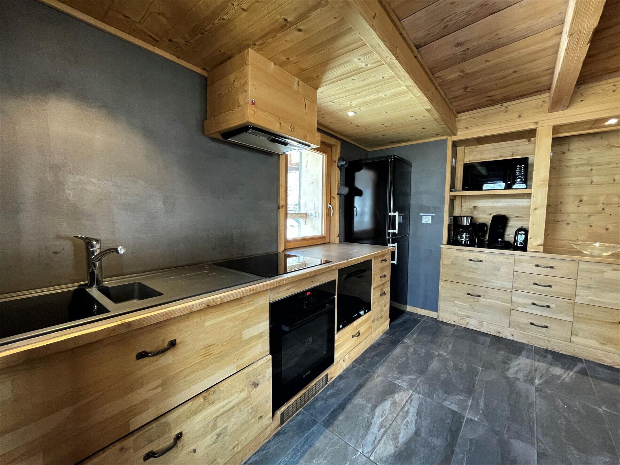 Een koelkast, een microgolfoven, een vaatwasser