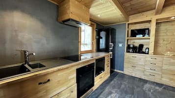 Een koelkast, een microgolfoven, een vaatwasser