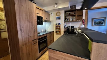 Réfrigérateur, micro-ondes, lave-vaisselle, cafetière/bouilloire