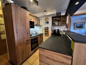 Køleskab, mikrobølgeovn, opvaskemaskine, kaffe-/temaskine