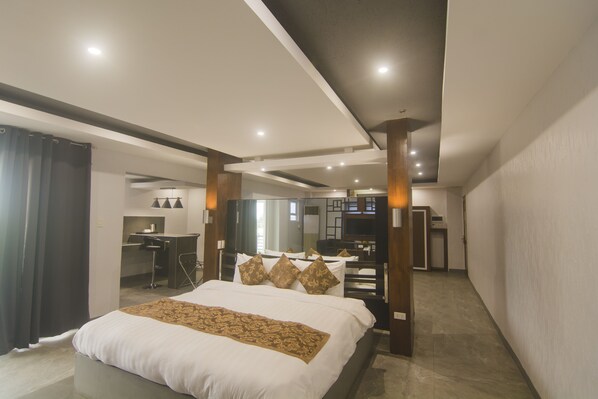 Habitación de lujo | Escritorio, wifi gratis, ropa de cama