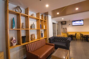 Lobby sitting area - Hotel Carmelita (Solana)