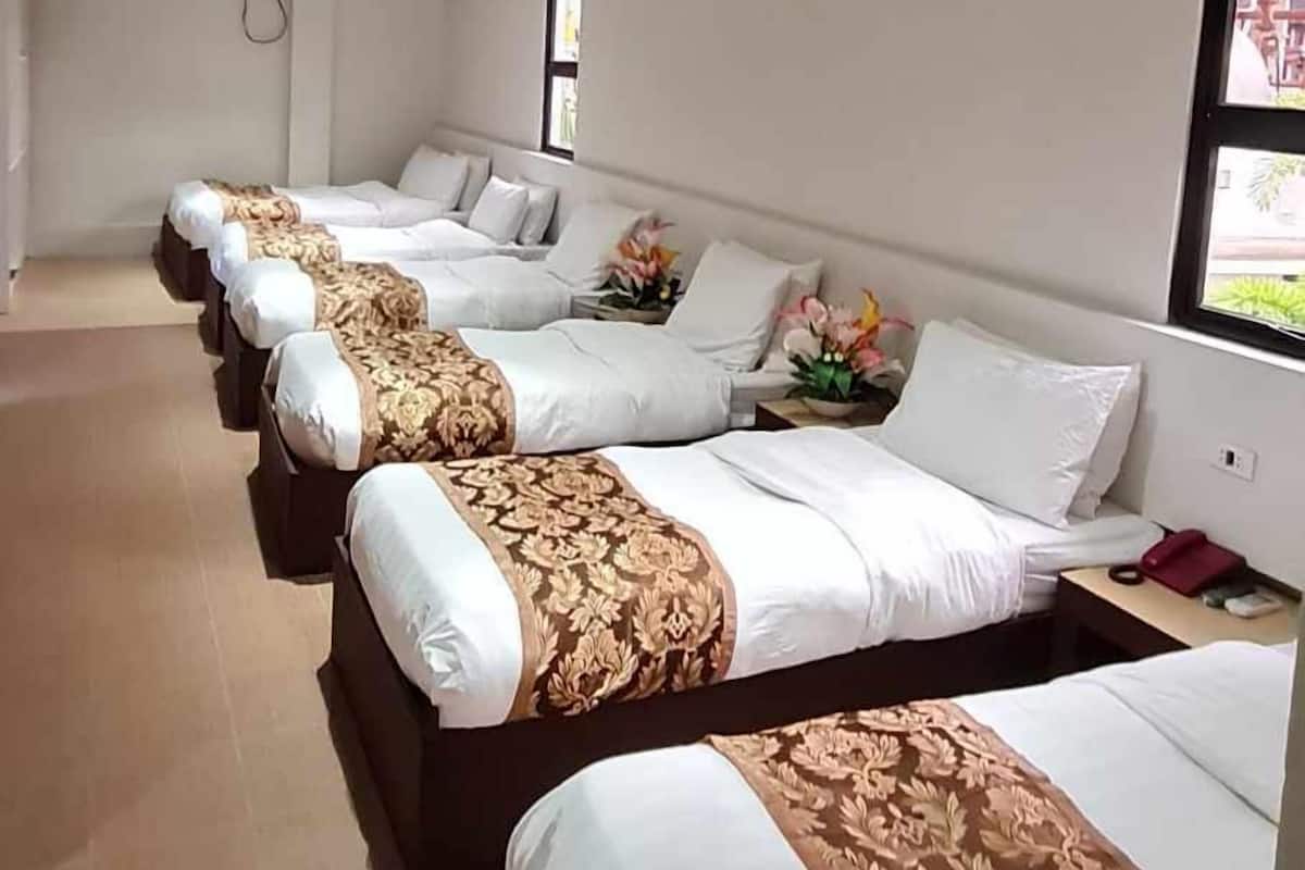 Habitación familiar, 6 habitaciones, vistas a la piscina | Escritorio, wifi gratis, ropa de cama