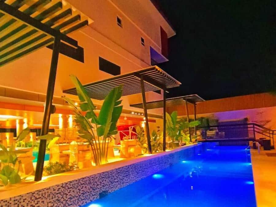 Una piscina al aire libre, sombrillas