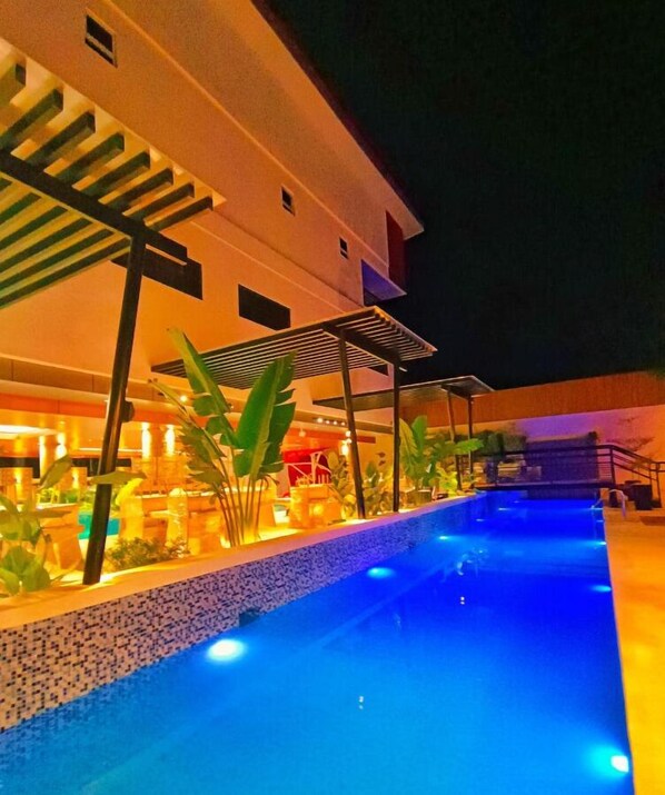 Una piscina al aire libre (de 07:00 a 23:00), sombrillas