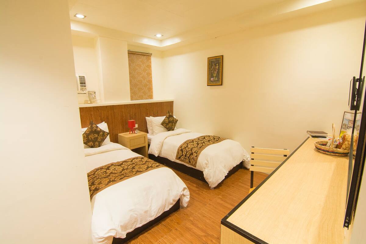Deluxe Twin Room | Desk, WiFi (free), bed sheets