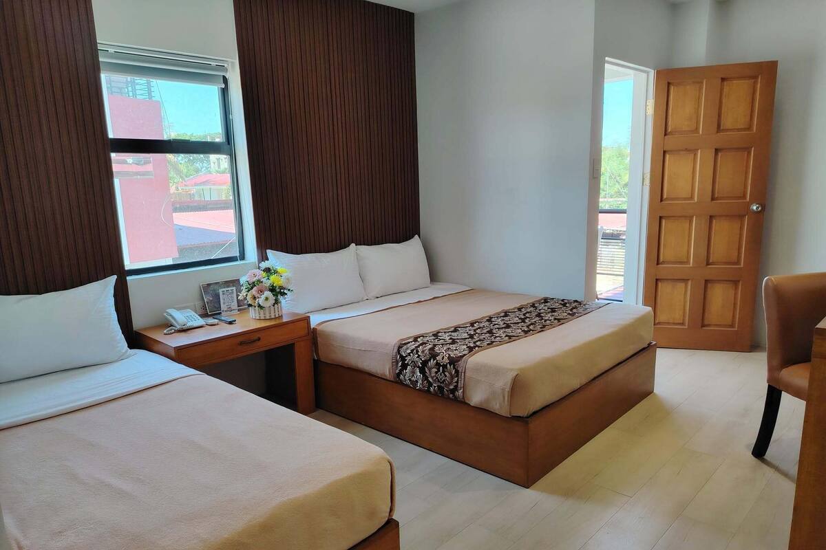 Executive Room | Desk, WiFi (free), bed sheets