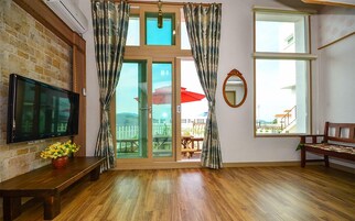 복층형 원룸 (2인 요금 기준, 추가 인원 (1-13세 10,000원, 14세 이상 20,000원) 요금 현장 지불 요망) | 거실 공간 | 평면 TV