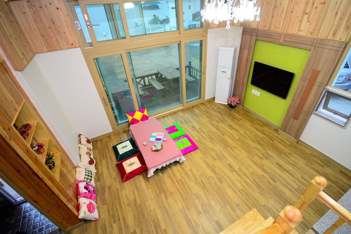 Sun 101 (5 Guests Rates, Extra Person Charge on spot - 1-13yr 10,000KRW, 14yr above 20,000KRW pp) | Living area | Flat-screen TV