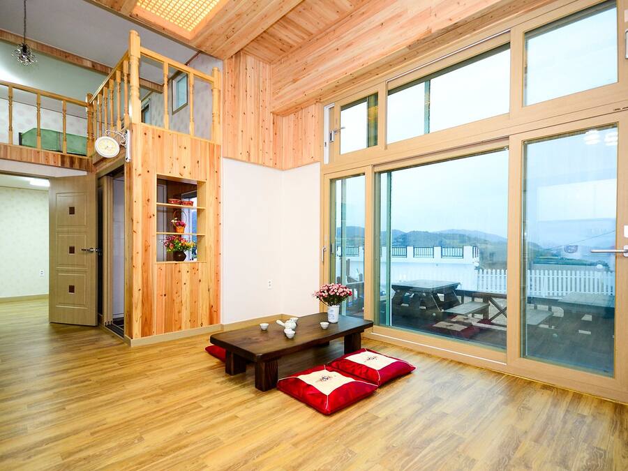 Sun 101 (5 Guests Rates, Extra Person Charge on spot - 1-13yr 10,000KRW, 14yr above 20,000KRW pp) | Living area