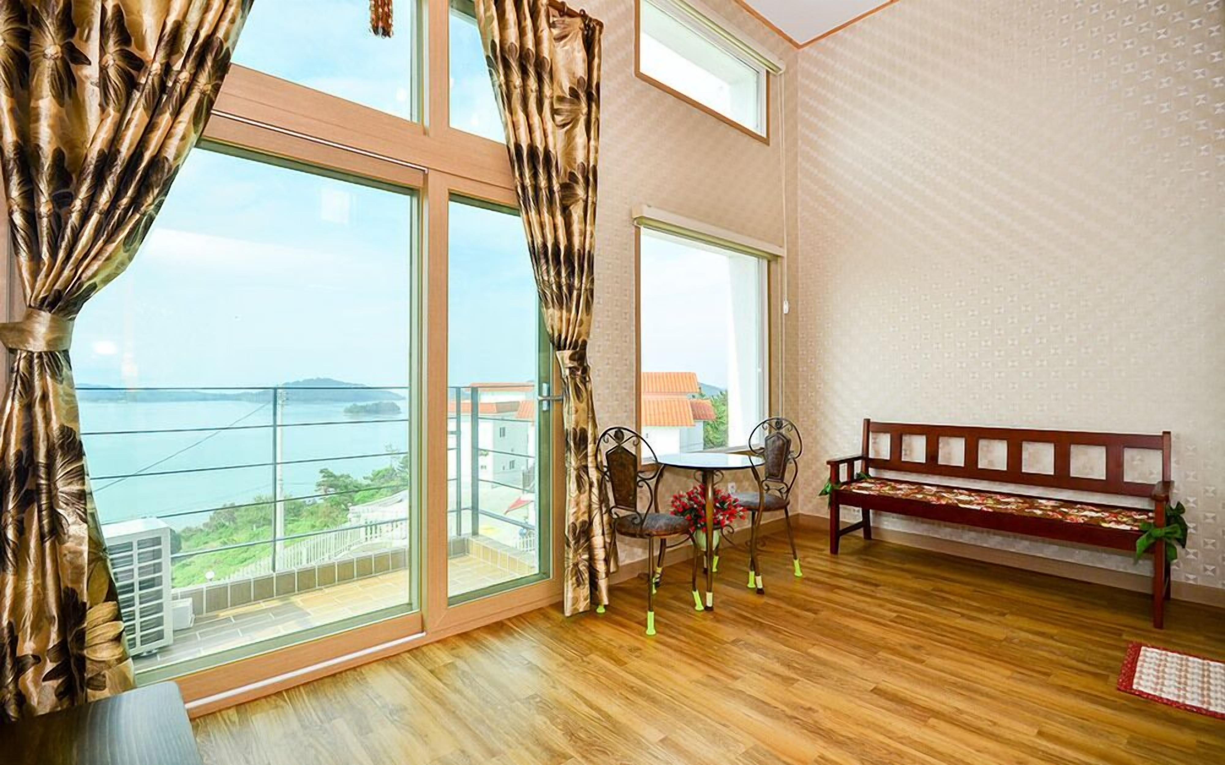 Elite Duplex (2 Guest Rates, Extra person Charge on spot - 1-13yr 10,000KRW, 14yr above 20,000KRW pp | Living area | Flat-screen TV