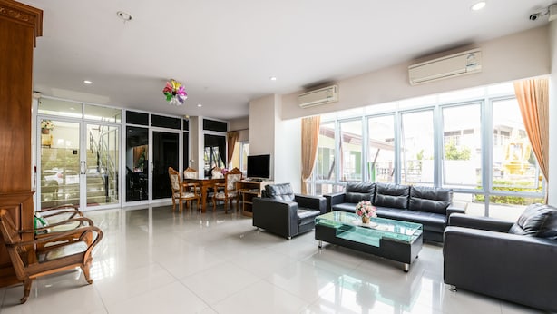 Lobby sitting area - Purada Mansion (Chonburi)