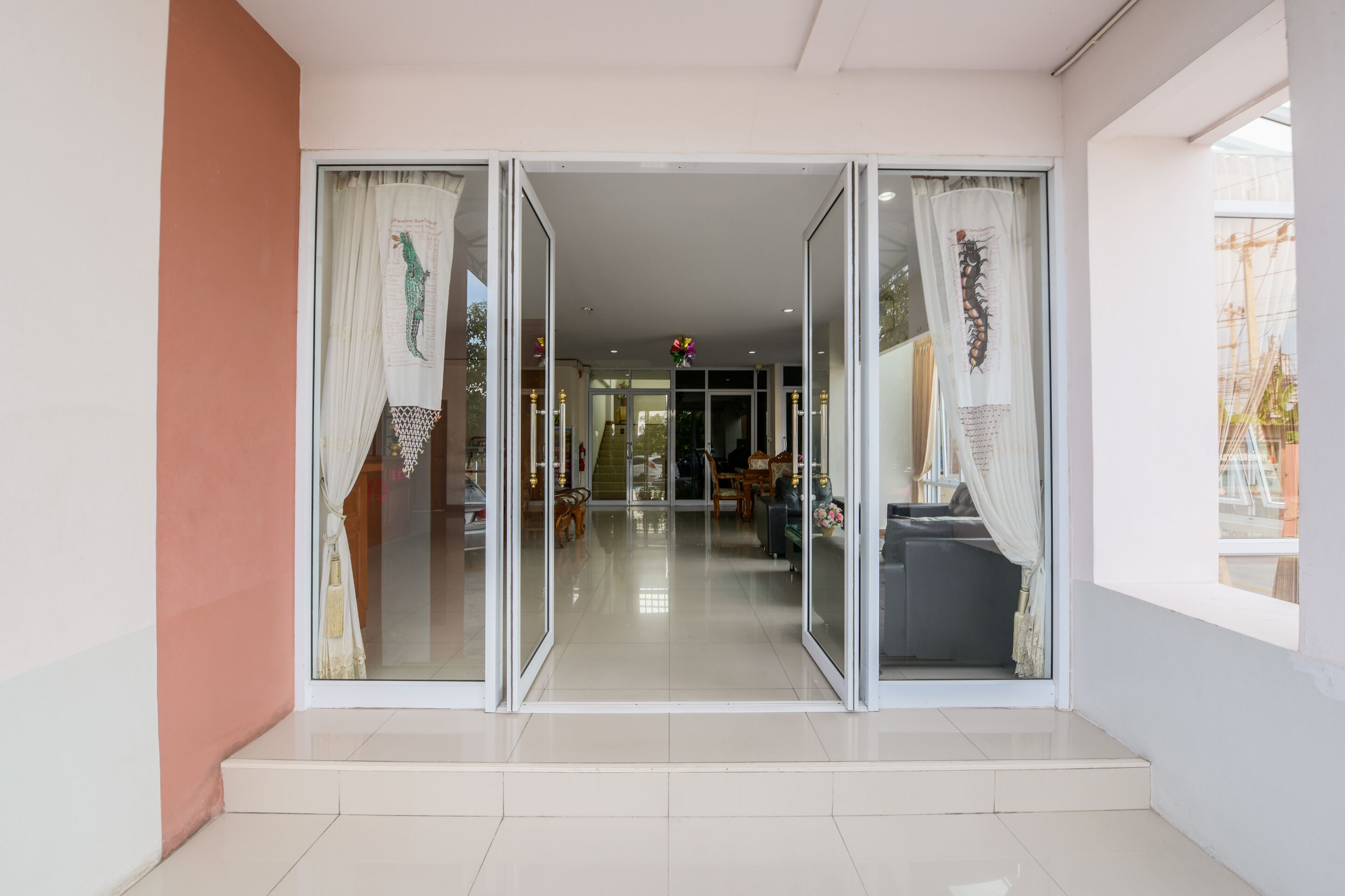 المنشأة من الداخل