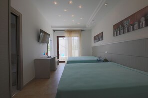Deluxe Quadruple Room, Mezzanine | Premium bedding, minibar, in-room safe, desk - Hotel Corallo (Carovigno)
