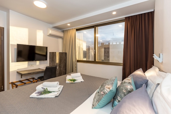 Deluxe-Doppel- oder -Zweibettzimmer, Stadtblick | Minibar, Zimmersafe, Schreibtisch, Bügeleisen/Bügelbrett